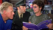 Ehrfürchtig schauen sich Harry (Norbert Heisterkamp) und Viktor (Waldemar Kobus) Atzes (Atze Schröder) Sammelalbum der Nationalelf von 1974 an. Doch dann stutzen sie - das Bild von Bernd Hölzenbein fehlt!