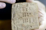 Tontafeln, die erstmals um 3.000 v. Chr. einer frühen Form von Rechnungswesen dienten, stellen die Basis der ersten Schriftsysteme dar.