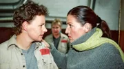 Walter (Katy Karrenbauer, re.), die ihre Fluchtpläne weiter vorantreibt, gerät mit Melanie (Sigrid M. Schnückel) aneinander.