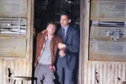 Teddy (David Eigenberg, l.) leidet unter einer Art Verfolgungswahn. Er glaubt, dass Außerirdische ihn verfolgen und bestrafen wollen. Danny Taylor (Enrique Murciano, r.) kümmert sich um ihn.