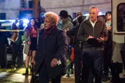 Dr. Loretta Wade (CCH Pounder, l.)