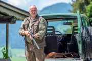Gernot Röschl (Rainer Haustein) ist dem SOKO-Team gegenüber nicht besonders aufgeschlossen. Aber steht er deshalb in Verbindung zum ermordeten Tierfilmer Jonas Penz?