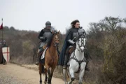 Kann Richard (Aneurin Barnard, r.) Sir Robert Brackenbury (Shaun Dooley, l.), den er selbst zum Ritter geschlagen hat, vertrauen?