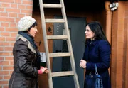 Susann (Elisabeth Lanz, r.) steigt kurz entschlossen, mit Merles (Anja Franke, l.) Hilfe ins Lagerhaus ein.
