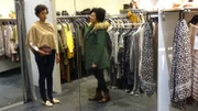 Kandidatin Sheila (l.) und Shoppingbegleitung Thais.