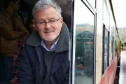 Christopher Clark bei einer Zugfahrt mit der Kalka-Shimla-Schmalspurbahn, die seit 2008 zum Weltkulturerbe gehört.