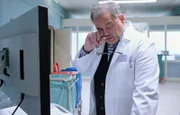 Hans-Peter Brenner (Michael Trischan) ist fix und fertig. Erst hat er seinen Chefarzt Dr. Kai Hoffmann außer Gefecht gesetzt  und dann hat dieser ihm die Koordination der Notaufnahme nach einer Massenpanik übertragen.