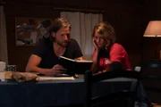 Die Bergretter Markus (Sebastian Ströbel) und Katharina (Luise Bähr) hoffen im Gipfelbuch Hinweise darauf zu finden, mit wem sich der verletzte Ben Fechtner treffen wollte.