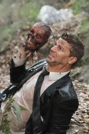 Special Agent Seeley Booth (David Boreanaz) mit dem Kopf eines Toten.