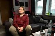 Christopher Heine bei Dreharbeiten in seiner Wohnung.