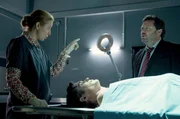Die Pathologin Gina (Christina Serban Ionda) und Detective Mike Shepherd (Neill Rea) untersuchen den Mord an dem einflussreichen Weinkritiker Paul Winterson (Alistair Browning).