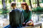 Erika (Franziska Brandmeier) erhofft sich von den amerikanischen Soldaten Lebensfreude und Freiheit. Dass Marie (Elisa Schlott) sich mit dem Bauernleben begnügen will, ist ihr fremd.