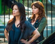 Ermitteln in einem neuen Fall: Watson (Lucy Liu, l.) und Sherlocks neue Praktikantin Kitty (Ophelia Lovibond, r.) ...