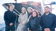 Das Team von 'On Deck', die nautischen Offiziersauszubildenden, auf dem Frachtschiff von links: Ansgar Stark, Gweny Backs, Sofia Spirgatis, Selina Schwarz und Jamie von Bresinski.