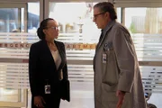(l-r) S. Epatha Merkerson als Sharon Goodwin, Oliver Platt als Dr. Daniel Charles