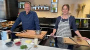 Aus alt wird neu: zusammen mit Brotfee Heidi Schlautmann (r) zaubert Spitzenkoch Björn Freitag aus altem Brot neue Delikatessen.