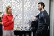 Baris (Metehan Demiröz) nutzt eine Gelegenheit, um sich an Stella (Bettine Langehein) ranzuspielen.