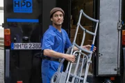 Der Paketbote Steffen Voges (Peter Sikorski) auf seiner letzten Auslieferungsrunde. Kurze Zeit später wird er ermordet.