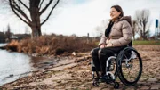 Aurora sitzt seit einem Autounfall im Rollstuhl.