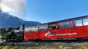 Die Brienz-Rothorn-Bahn mit der ölbefeuerten Lok 15 auf den ersten Metern der Gebirgsstrecke – noch sind die Häuser von Brienz zu sehen.