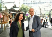 Nachdem Oskar Schifferle (Harald Schmidt) die ganze Nacht verschwunden war, ist Hanna Liebhold (Barbara Wussow) froh, ihn wohlbehalten gefunden zu haben.
