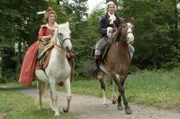 Die Königin von Lichterwald (Margarita Broich) und ihr Sohn, Prinz Augustin aus dem Königreich Lichterwald (Emilio Sakraya), reiten zu ihrem Schloss. Nur eine reiche Hochzeit kann das verarmte Königreich retten.