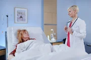 SENDER: ARD - SENDETITEL: In aller Freundschaft, Folge 830 - UNTERTITEL:  Zwei schwierige Herren - CAPTION:  ARD/MDR IN ALLER FREUNDSCHAFT, FOLGE 830, "Zwei schwierige Herren", am Dienstag (23.10.18) um 21:00 Uhr im ERSTEN..Dr. Kathrin Globisch (Andrea Kathrin Loewig, re.) hat bei Karla Stadlmann (Gertie Honeck, li.) einen Magentumor diagnostiziert. Die OP soll am nächsten Tag durchgeführt werden. Die Chancen stehen 50:50, doch Karla scheint schon vorher aufzugeben..© MDR/Sebastian Kiss, honorarfrei - Verwendung gemäß der AGB im engen inhaltlichen, redaktionellen Zusammenhang mit genannter MDR-Sendung bei Nennung "Bild: MDR/Sebastian Kiss" (S2+). MDR/HA Kommunikation, 04360 Leipzig, Tel: (0341) 300 6477 oder - 6463