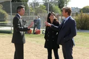 Der Englischlehrer Jack McTierney wird auf dem Campus der Redmund High School erschlagen aufgefunden. Patrick (Simon Baker, r.) und Teresa (Robin Tunney, M.) beginnen mit den Ermittlungen und hoffen auf Hilfe von Direktor Kenneth Snyder (Matt McCoy, l.) ...