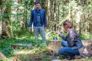Der Schweizer Tierfilmer Jonas Penz wird in seinem Zelt erschlagen – von einem Baum. Lukas (Jakob Seeböck) und Nina (Julia Cencig) finden Hinweise, die darauf hindeuten, dass es sich bei dem Vorfall um keinen Zufall handelt.