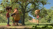 Marie, Hase und Samson haben Kleiner Fuß auf dem Grundstück ihres Vaters entdeckt und beschließen, dass er jetzt ihr Gefangener ist.