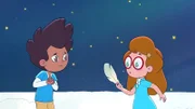Elias und Charlotte sehen sich eine Feder an.