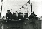 Deutsche U-Boot-Besatzung im Hafen.