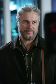 Gil Grissom (William Petersen) kann es gar nicht mehr erwarten, seine Kollegen wieder zu sehen und 'sein' Team wieder im Kampf gegen das Verbrechen anzuleiten.