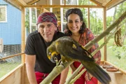 Fritz Fuchs (Guido Hammesfahr) und Yasemin (Sanam Afrashteh) freuen sich. Die neu gebaute Voliere scheint auch dem zugeflogenen Papagei zu gefallen.