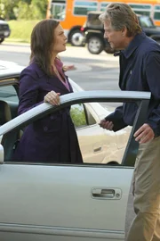 Als immer mehr Beweise auf Brennan (Emily Deschanel) als Mörderin deuten, ist für ihren Vater Max (Ryan O'Neal) klar, dass Brennan untertauchen und so schnell wie möglich die Stadt verlassen muss.
