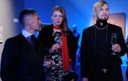 SENDER: ARD - SENDETITEL: In aller Freundschaft, Folge 830 - UNTERTITEL:  Zwei schwierige Herren - CAPTION:  ARD/MDR IN ALLER FREUNDSCHAFT, FOLGE 830, "Zwei schwierige Herren", am Dienstag (23.10.18) um 21:00 Uhr im ERSTEN..Dr. Rolf Kaminski (Udo Schenk, li.) trifft bei einer Ausstellung zufällig auf seine Patientin Wanda Schäfer (Henriette Nagel, mi.), die am Vormittag mit Würgemalen bei ihm war. Kaminski ahnt, dass Wandas Begleiter (Komparse) dafür verantwortlich ist. Wanda bittet Kaminski um Diskretion, doch da hat sie die Rechnung ohne den Wirt gemacht..© MDR/Sebastian Kiss, honorarfrei - Verwendung gemäß der AGB im engen inhaltlichen, redaktionellen Zusammenhang mit genannter MDR-Sendung bei Nennung "Bild: MDR/Sebastian Kiss" (S2+). MDR/HA Kommunikation, 04360 Leipzig, Tel: (0341) 300 6477 oder - 6463