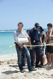 Nach dem Leichenfund nimmt Jim (Matt Passmore, M.) auch die Schaulustigen am Strand genau unter die Lupe.