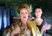 Die Frau Bürgermeisterin (Nina Vorbrodt, links) und Rotkäppchens Mutter (Zora Thiessen).