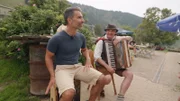 Marcus Fahn sitzt auf einem Cajon (Kistentrommel).
