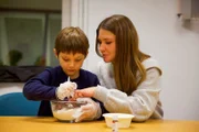 Die alleinerziehende Evelyne Nottebaere und ihr Sohn Noah können durch die Workshopangebote von "Relais Famille Mono" kostengünstig ihre Freizeit gestalten und neue Kontakte knüpfen.