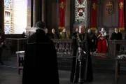 Lord Surrey (David O'Hara, vorne l.) muss sich vor Gericht (Richard Clifford, vorne r.) verantworten, während Bishop Gardner gegen Königin Catherine vorgeht ...