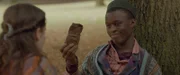 Will (Nana Agyeman-Bediako) hat das wertvolle Artefakt gesichert, ganz ohne Magie und zeigt es Theo (Eloise Little, l.).