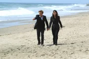 Der angehende Surfprofi Jay Banner wird ermordet am Strand aufgefunden. Patrick (Simon Baker, l.) und Teresa (Robin Tunney, r.) beginnen mit den Ermittlungen ...