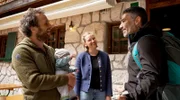 Die Reintalangerhütte im Wettersteingebirge: Moderator Marcus Fahn (rechts) auf der Terasse mit den Hüttenwirtsleuten Andy und Julia Kechle und ihrem Sohn.