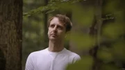 Joachim Greuner hat seine Frau und seinen Sohn unter diesem Baum beerdigen lassen. Sie sind im Krankenhaus gestorben.