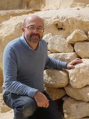 Ägyptologe Pierre Tallet vor den Ruinen in Ägypten (Landschaft).