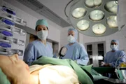 "Soko Kitzbühel", "Todeskälte." Bei einer Skitour wird die Neurochirurgin Dr. Sandra Fuchs von einem Unbekannten attackiert und stürzt in einen eisigen Bach. Sie kann geborgen werden, allerdings wird sie bewusstlos und mit einer Körpertemperatur von nur noch 14 Grad ins Krankenhaus eingeliefert. Dort landet sie in den Händen ihrer eigenen Kollegen. Trotz geringer Chancen auf eine Genesung ohne bleibende Schäden beginnen sie, Dr. Fuchs ins Leben zurückzuholen. Und trotzdem sind es diese Ärzte, die von Karin und Klaus am meisten verdächtigt werden. Denn die SOKO geht von einem Mordanschlag aus, da sie herausgefunden hat, dass Frau Dr. Fuchs eine aussichtsreiche Anwärterin auf den neu zu vergebenden Primar-Posten des Krankenhauses gewesen ist. Und dass sie von den "Kollegen" heftig angefeindet wurde, weil sie ihnen nachspioniert hat. Und offensichtlich einem Geheminis auf der Spur war.Im Bild (v.li.): Anke Sevenich (Claudia Haas), Ralph Misske (Dieter Steinböck), George Lenz (Michael Kohler).