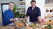 Kräfte sammeln, das Immunsystem stärken: Zu diesem Motto gibt es vom NDR Fernsehkoch Tarik Rose Rezepte mit frischem Gemüse, Fisch und Hülsenfrüchten. Für die Zubereitung der Rezepte holt er sich kompetente Küchenhilfe an den Herd: Dr. Matthias Riedl.