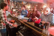 "Station 19", "Totalschaden." In Joe?s Bar ist es zu einem schweren Unfall gekommen. Ein Auto ist durch eine Wand gekracht und hat dabei den Eingang verschüttet. Die Feuerwehrleute der Station 19 arbeiten dabei Hand in Hand mit den Ärztinnen und Ärzten des Grey Sloan Memorial zusammen, um die Verletzten zu versorgen. Andy und Sullivan führen ein Team an, das die Opfer aus der Bar bergen soll. Die Zeit drängt, denn das Kellerlokal könnte jederzeit einstürzen.Im Bild (v.li.): Christianno DeRushia (Trey), Jake Borelli (Dr. Levi Schmitt), Jason George (Dr. Ben Warren), Miguel Sandoval (Pruitt Herrera).