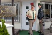 Hubert (Christian Tramitz) und Staller (Helmfried von Lüttichau) stehen vor dem Casino Royal.